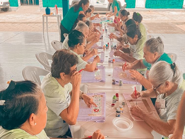 Secretaria de Assistência Social oferece Oficina de Pintura em pano de prato para grupo de idosos
